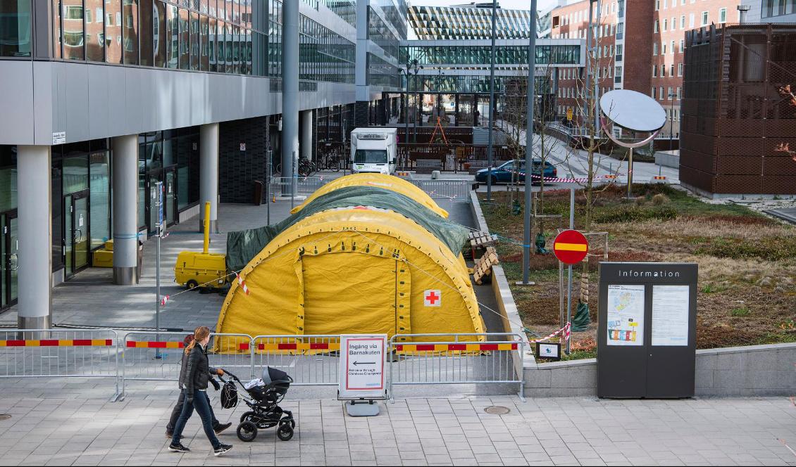 Ett tält vid Karolinska sjukhuset i Solna där man genomför covid-19 tester. Foto: Jonathan Nackstrand/AFP via Getty Images