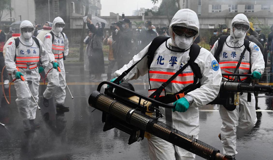 
Soldater deltar i en satsning i Taipei för att kemiskt bekämpa viruset. Över 450 personer, inklusive medicinsk personal och volontärer deltog, den 14 mars 2020. Foto: Sam Yeh/AFP via Getty Images                                                