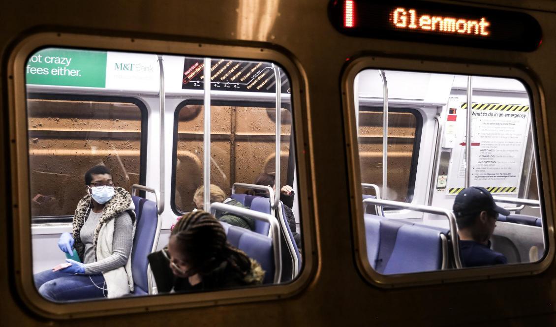 

Pendlare i tunnelbanan i Washington den 16 mars 2020. Foto: Samira Bouaou/Epoch Times                                                                                                