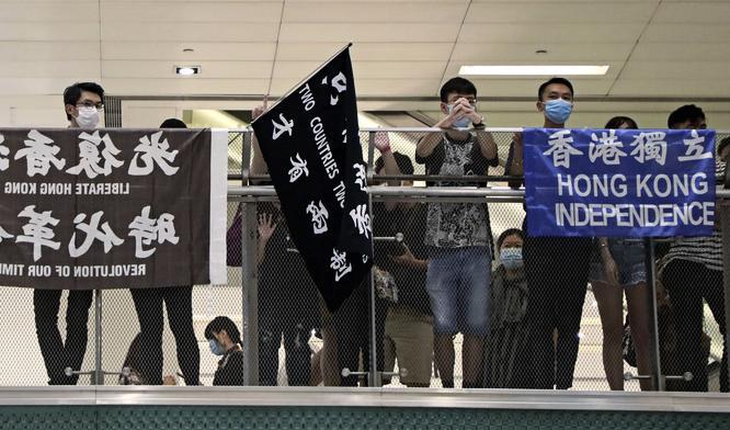 Mindre protester har blossat upp på senare tid igen i Hongkong. Här en bild från ett köpcentrum iden 1 maj. Foto: Kin Cheung/AP/TT