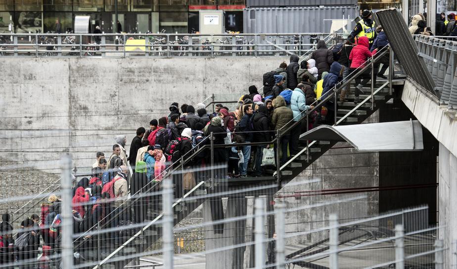 Hösten 2015 flydde många människor genom Europa. På bilden vid Hyllie station i Malmö. Foto: Johan Nilsson/TT-arkivbild