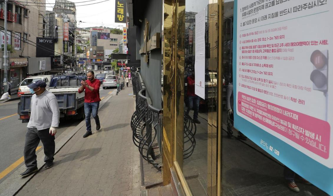 De nya rekommendationerna om att uteställen stängs har satts upp vid entrén till en nattklubb i Seoul. Foto: Ryu Hyung-seok/AP/TT