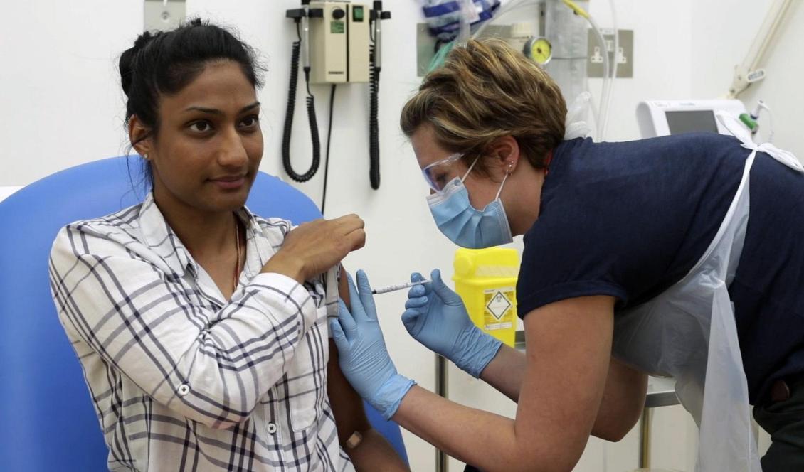 

En frivillig försöksperson som deltar i Astra Zenecas vaccinprojekt får antingen ett potentiellt vaccin mot covid-19, eller en verkningslös substans. Foto: Universitet i Oxford/AP                                                                                                