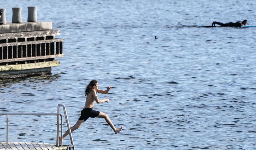 Utsläppsplanerna väcker uppseende när badsäsongen runt Öresund just börjat. Bild från Malmö i april. Foto: Johan Nilsson/TT
