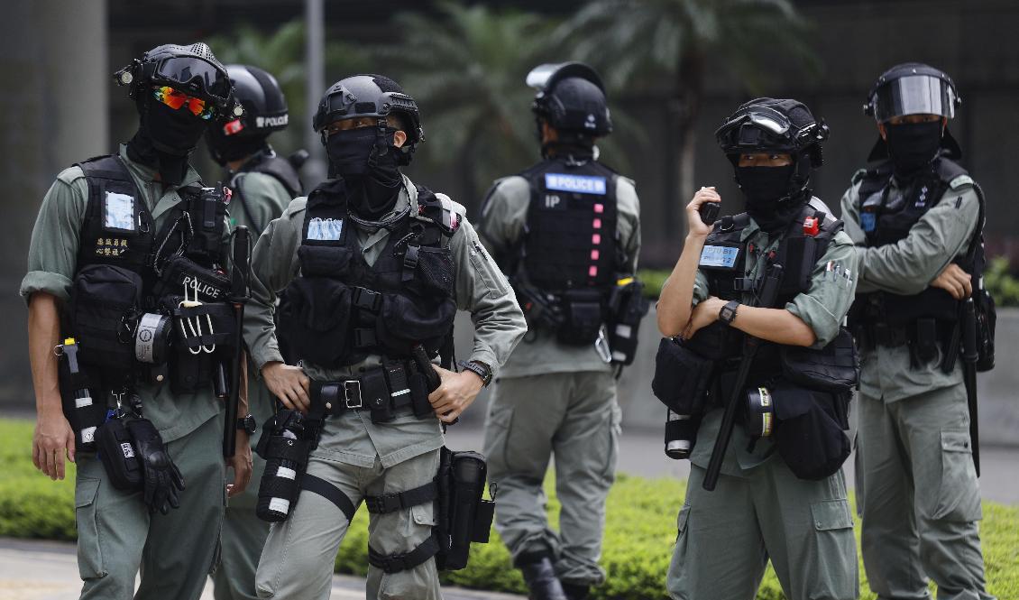 Kravallutrustad polis utanför parlamentshuset i Hongkong under onsdagen. Foto: Kin Cheung/AP/TT