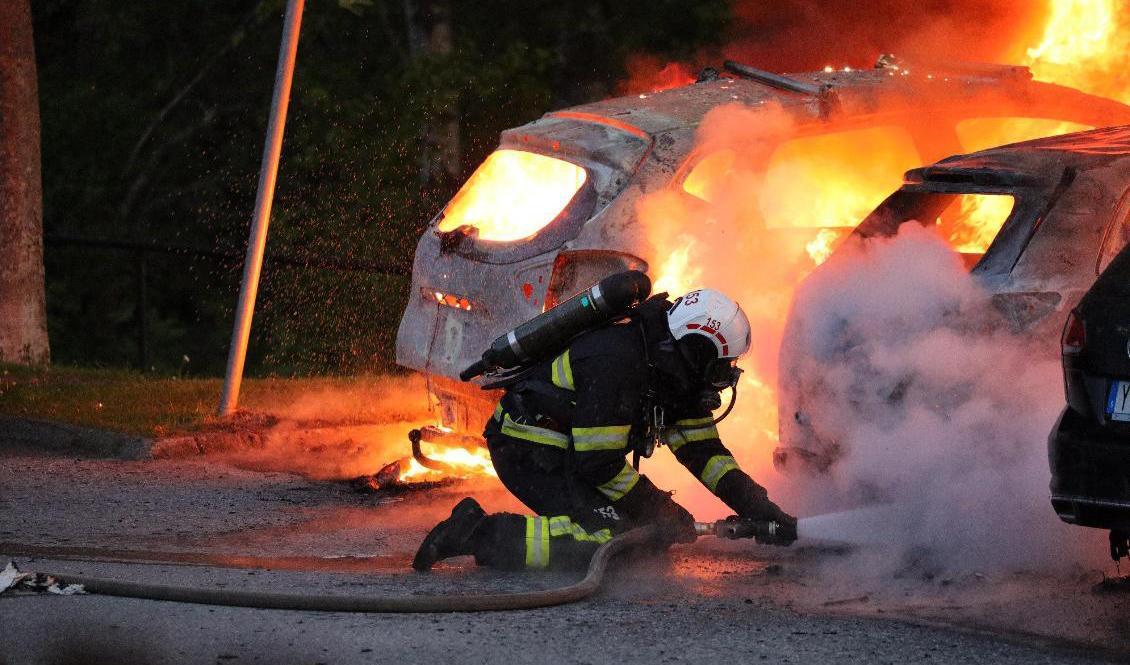 
Omkring 17 bilar skadades i flera bilbränder nordväst om Stockholm i natt. Foto: Dennis Glennklev/TT                                            