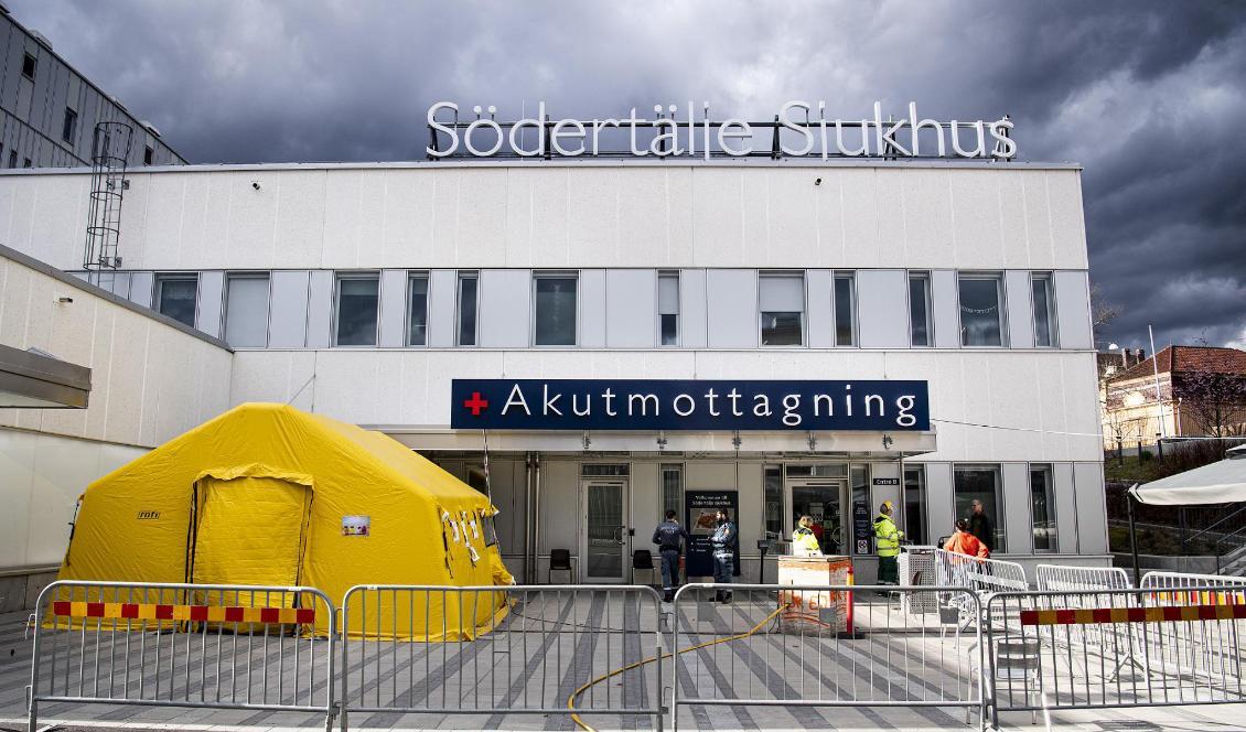 Södertälje sjukhus är ett av tre akutsjukhus i Region Stockholm som kommer att lämna krislägesavtalet. Så här såg det ut vid akutmottagningen i april i år, där ett bedömningstält placerats. Foto: Pontus Lundahl/TT