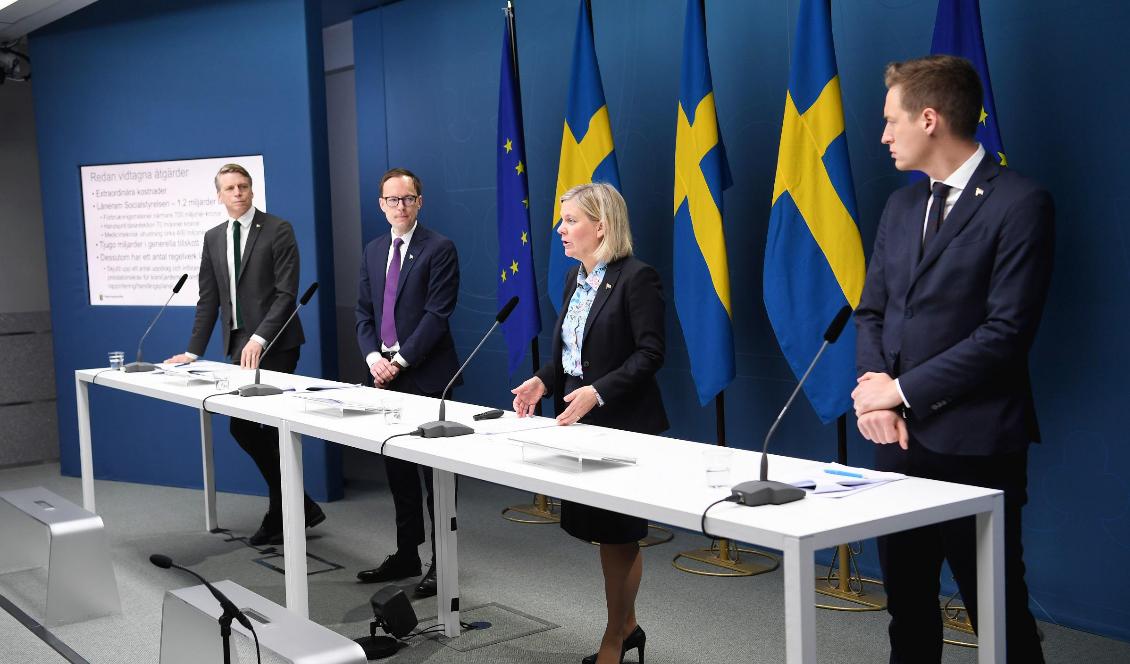 Finansmarknadsminister Per Bolund (MP), Mats Persson ekonomisk-politisk talesperson i Liberalerna, finansminister Magdalena Andersson (S) och Emil Källström ekonomisk-politisk talesperson i Centerpartiet, håller en pressträff. Foto: Fredrik Sandberg/TT