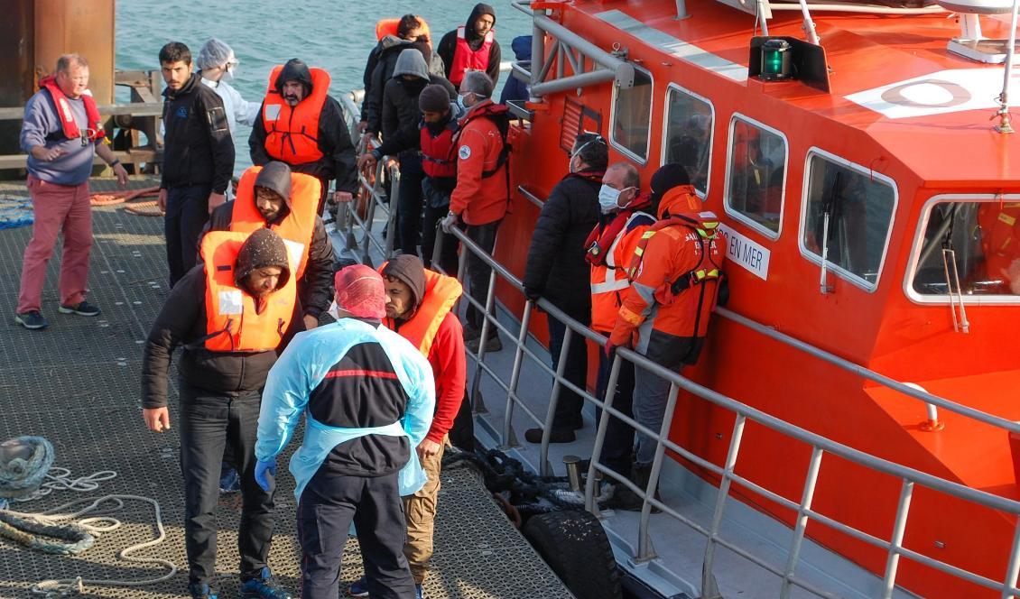 
Migranter stiger av en båt den 17 april 2020 efter att ha blivit räddade när de försökt korsa Engelska kanalen. Foto: Bernard Barron/AFP via Getty Images                                                
