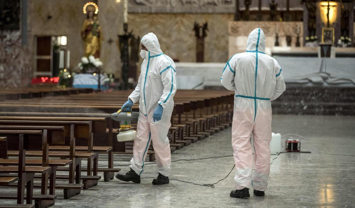 En kyrka Italiens huvudstad Rom rengörs med desinfektionsmedel. Foto: Roberto Monaldo/AP/TT-arkivbild