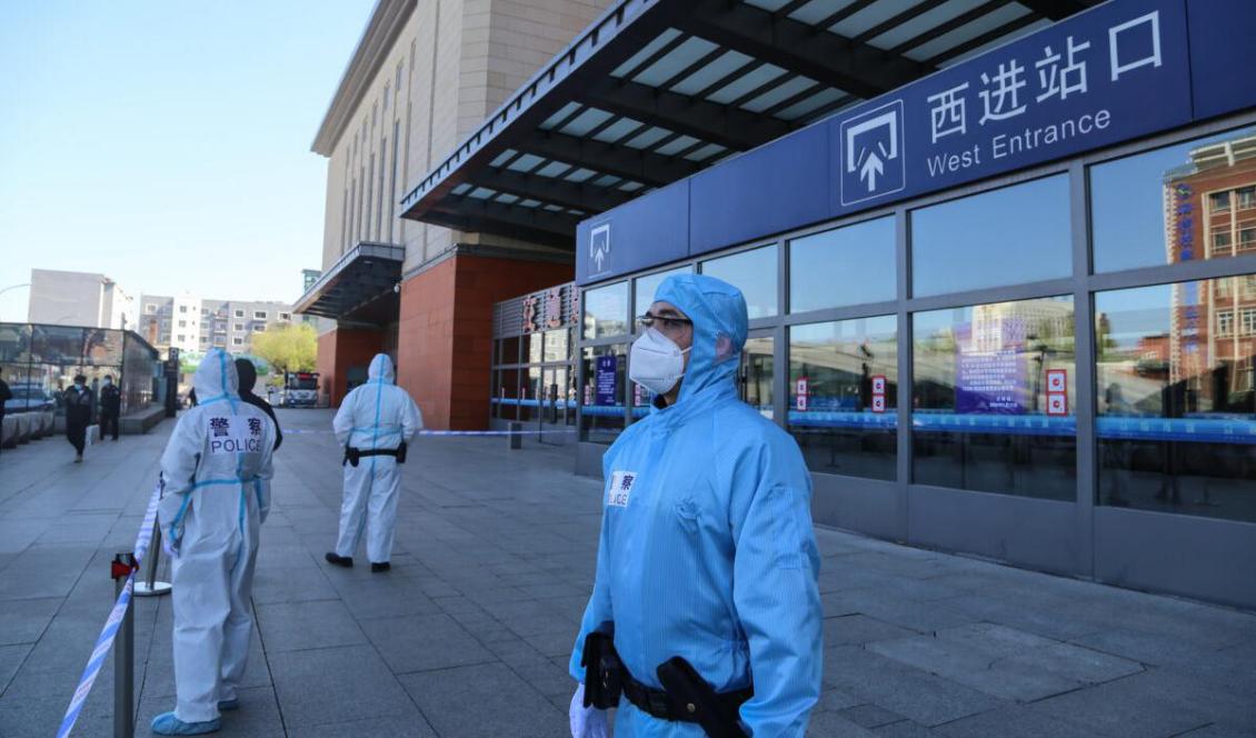 Polis utanför tågstationen i staden Jilin, Kina, den 13 maj 2020. Foto: STR/AFP via Getty Images