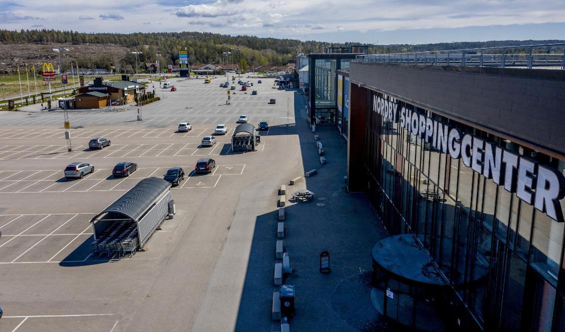 Parkeringen vid Nordby shoppingcenter, utanför Strömstad i Bohuslän, gapar nästan tom under pågående pandemin. Foto: Adam Ihse/TT