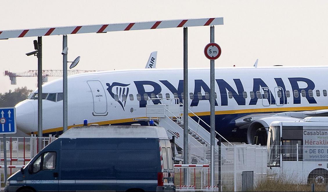 Ett Ryanairplan på marken vid flygplatsen i franska Bordeaux. Foto: AP/TT-akivbild
