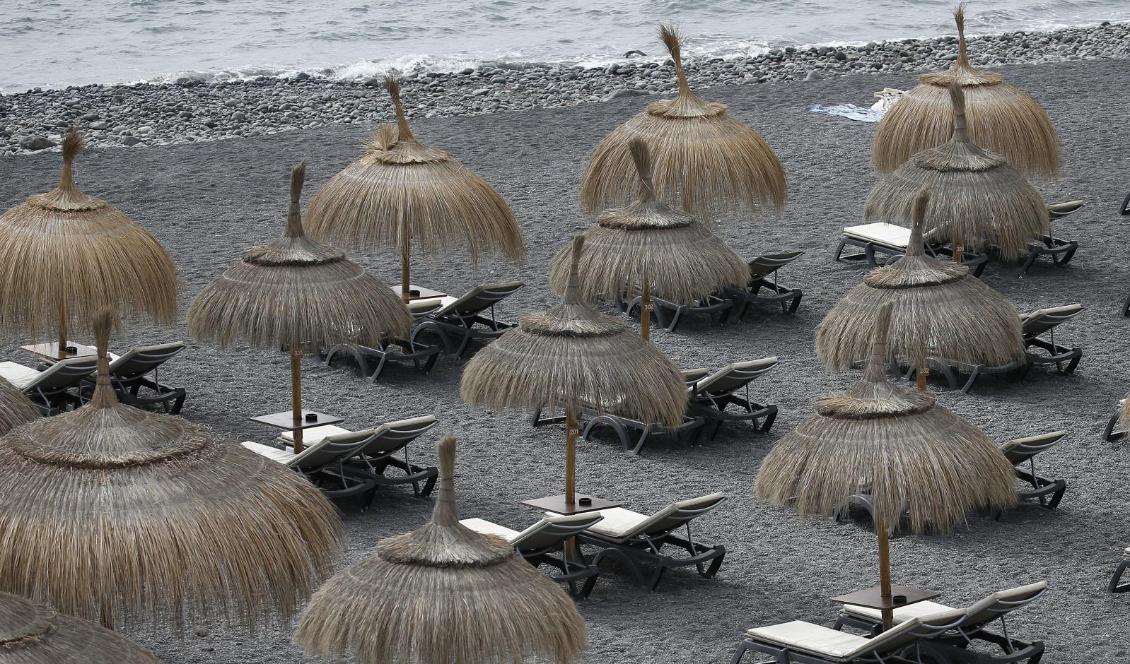 Tomma solstolar på en strand i La Caleta på Teneriffa. Foto: Joan Mateu/AP/TT-arkivbild