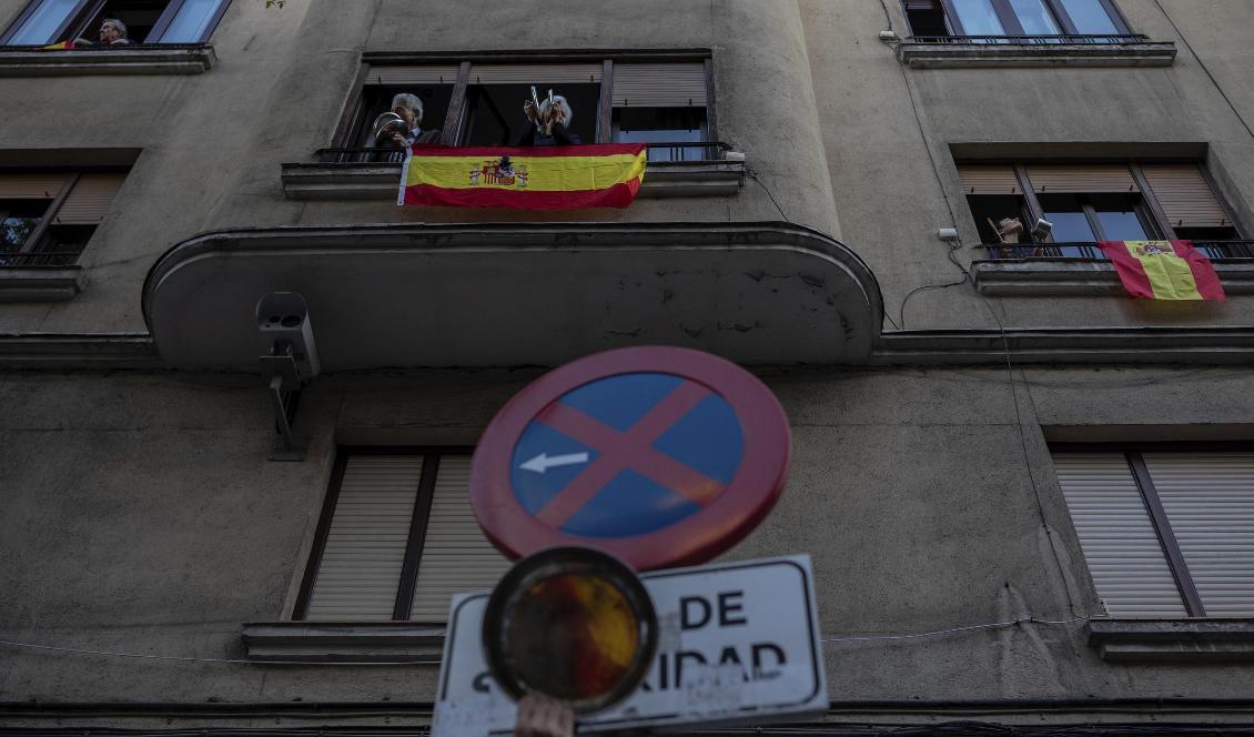 En protest mot Spaniens regering i Madrid under måndagen. Foto: Bernat Armangue/AP/TT