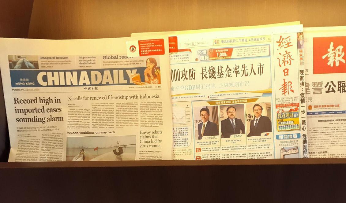 

Kinesiska tidningar i ett tidningsställ i Victoria Peak, Hongkong i april 2020. Foto: Baibeusing Pakaim/CC BY-SA 4.0                                                                                            