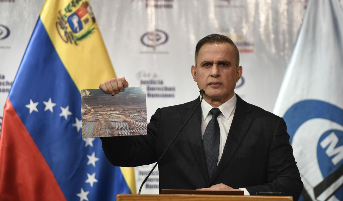 Venezuelas riksåklagare Tarek William Saab håller upp en bild som sägs föreställa kulor som beslagtagits i samband med det påstådda kuppförsöket. Foto: Matias Delacroix/AP/TT