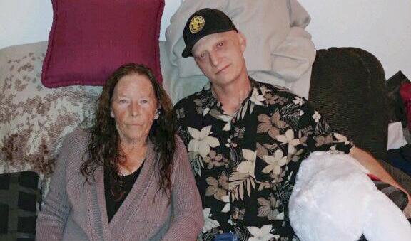 Michael White, tillsammans med sin mor Joanne White på en bild från 2018. Foto: Privat familjefoto/AP/TT