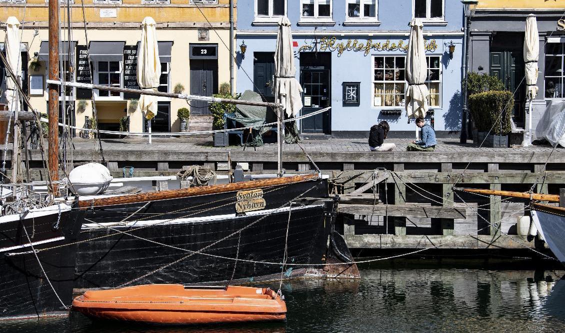 Stängda restauranger och barer i ett öde Nyhavn i Köpenhamn. Nu lättar danska myndigheter ytterligare på coronarestriktionerna. Foto: Johan Nilsson/TT-arkivbild