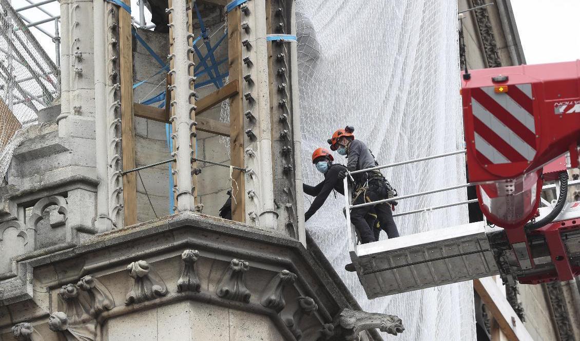 

Arbetare lyftes upp till Notre-Dame för att inleda arbetet med att avlägsna de smälta byggnadsställningarna under måndagen. Foto: Thibault Camus                                                                                        