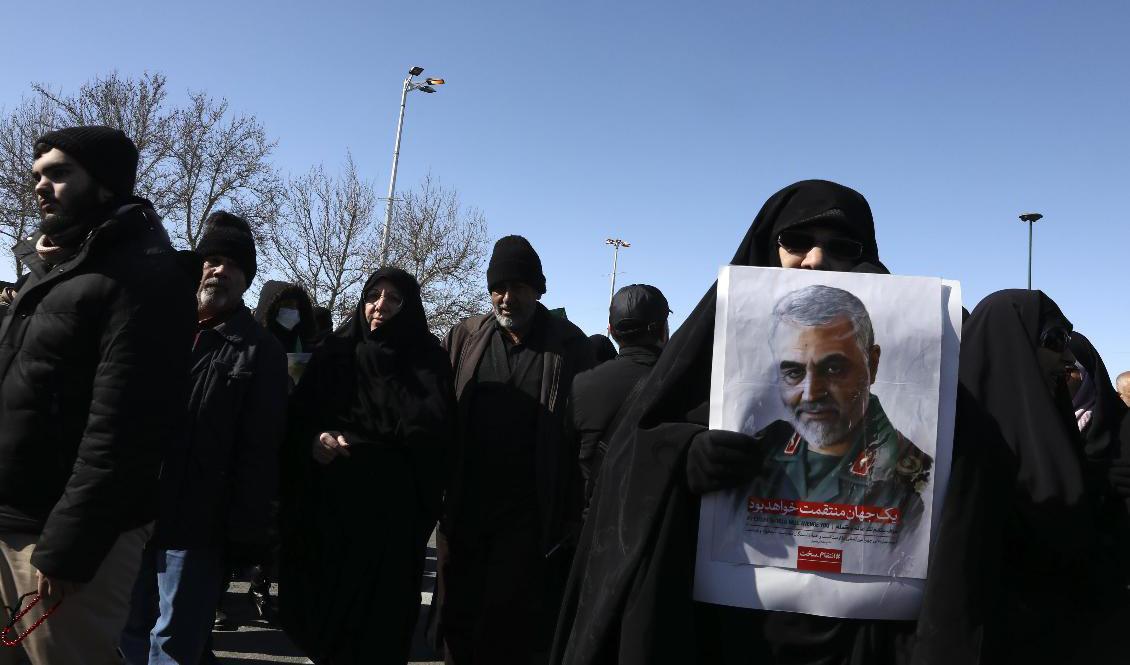En demonstrant i Irans huvudstad Teheran håller upp en bild på Qassem Soleimani, som dödades i en amerikansk drönarattack den 3 januari i år. Foto: Vahid Salemi-arkivbild