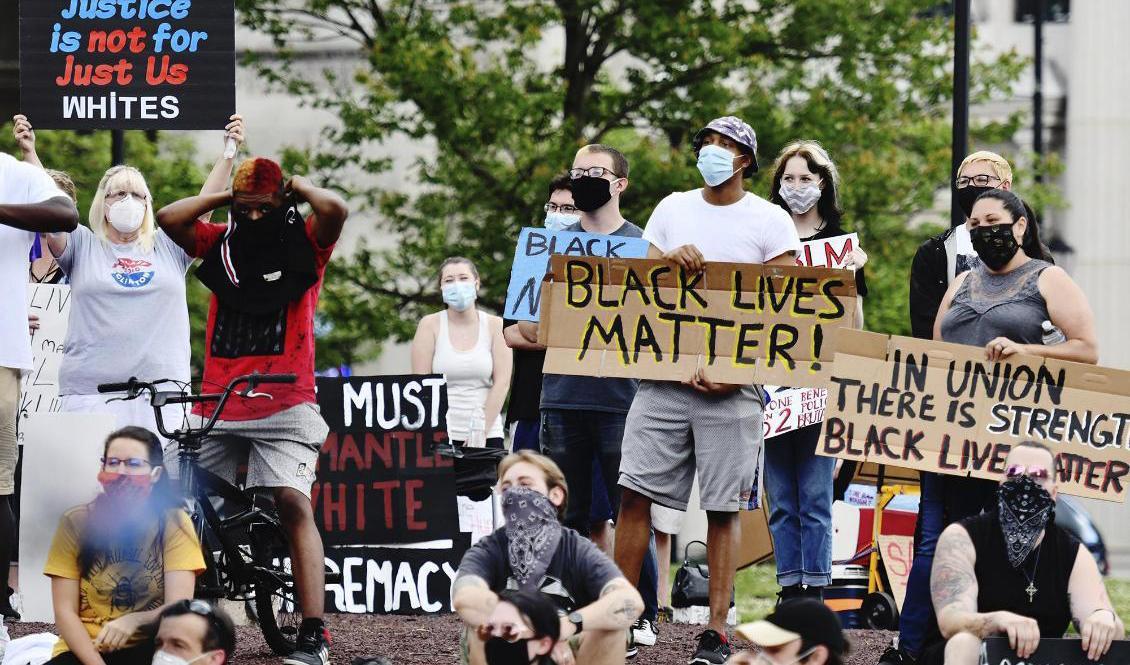


Black Lives Matter-rörelsen har de senaste veckorna genomfört demonstrationer i många städer i världen. Foto: Sean McKeag/AP/TT                                                                                                                                    