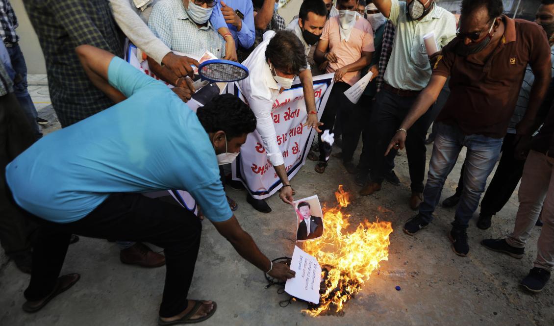 Den kinesiske presidenten Xi Jinpings porträtt bränns under en protest i indiska Ahmedabad sedan tre indiska soldater dödats vid en omdiskuterad gränsövergång. Foto: Ajit Solanki/AP/TT