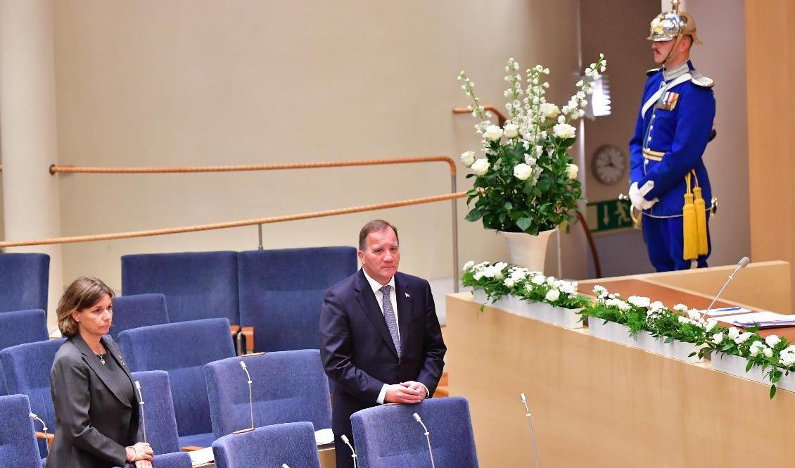 Vice statsminister Isabella Lövin (MP) och statsminister Stefan Löfven (S) under minnesceremonin i riksdagen för coronapandemins offer. Foto: Jonas Ekströmer/TT