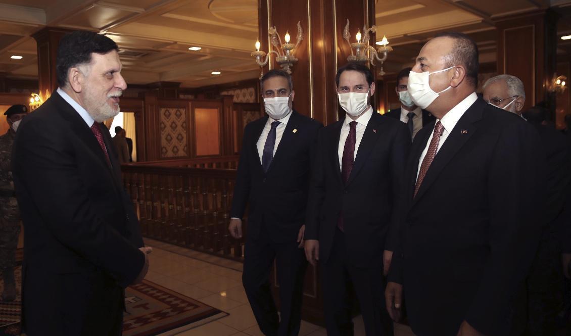 Turkiets utrikesminister Mevlüt Cavusoglu (till höger) och Fayez al-Sarraj (till vänster). I bakgrunden den turkiske finansministern Berat Albayrak och underrättelsechefen Hakan Fidan. Foto: Fatih Aktas/AP/TT