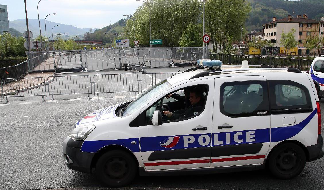Fransk polis vid den stängda gränsen mot Spanien i april. Foto: Bob Edme/AP/TT-arkivbild