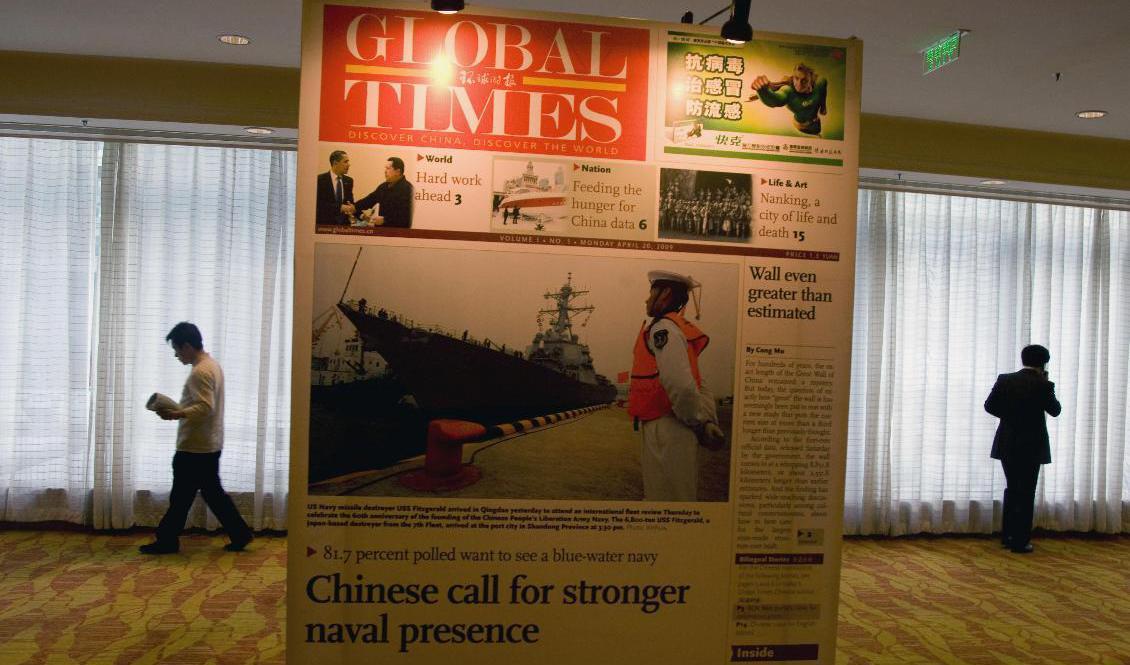 En förstoring av det första numret av den engelskspråkiga tidningen The Global Times som den kinesiska staten styr. Nu skärps tonen mot tidningen i USA. Foto: Ng Han Guan/AP/TT-arkivbild
