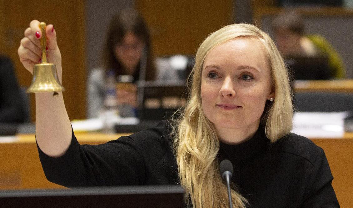 Klockan klämtar för Sverige – ännu släpper Finland inte på resestoppet hit hälsar inrikesminister Maria Ohisalo. Foto: Virginia Mayo/AP/TT-arkivbild
