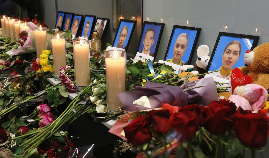 Blommor och ljus vid en minnesplats på Kievs flygplats Boryspil för de omkomna ukrainska besättningsmedlemmarn. Foto: Efrem Lukatsky/AP/TT-arkivbild