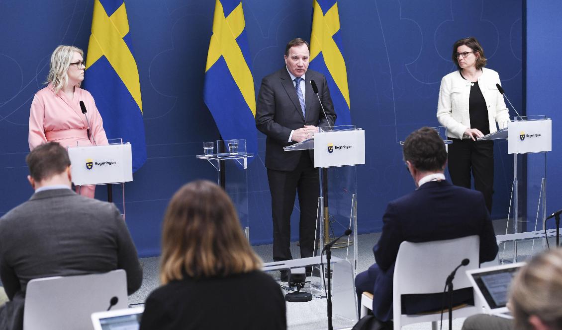 Socialminister Lena Hallengren (S), statsminister Stefan Löfven (S) och vice statsminister Isabella Löfvin (MP) vid en tidigare pressträff om coronaviruset. Foto: Erik Simander/TT-arkivbild