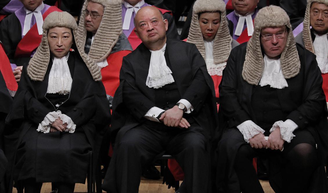 
Ordföranden för Hongkongs advokatsamfund Philip Dykes, till höger, under en ceremoni i Hongkongs stadshus i januari. Foto: Vincent Yu/AP/TT-arkivbild                                            