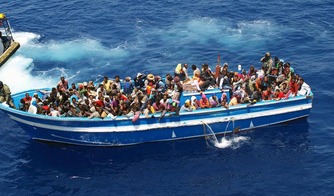 Migranter på väg till svenska kustbevakningsfartyget KBV 001 Poseidon i Medelhavet 2015. Foto: KBV 001 Poseidon/KUSTBEVAKNINGEN-arkivbild