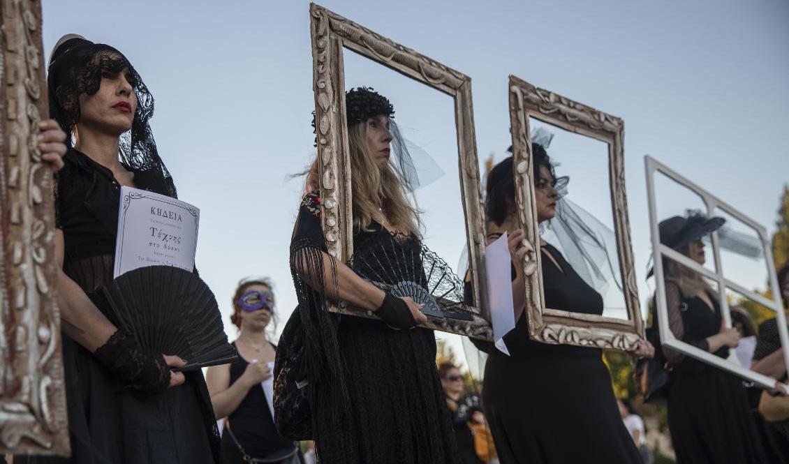 
Lärare klädda i svart deltar i demonstrationen mot Greklands föreslagna demonstrationslag. Foto: Petros Giannakouris/AP/TT                                            