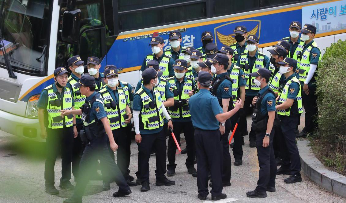 Poliser under sökinsatsen efter Seouls försvunne borgmästare Park Won-Soon. Foto: Kim Ju-sung/AP/TT