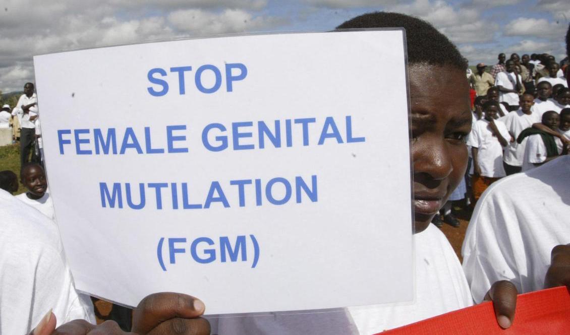 En flicka protesterar mot kvinnlig könsstympning. Foto: Sayid Azim/AP/TT-arkivbild