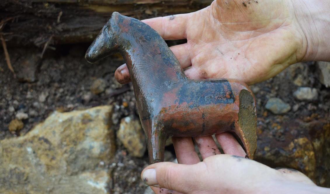 Dalahästen hittades vid en utgrävning av Prästgårdshyttorna i Falun. Foto: Arkeologerna/TT