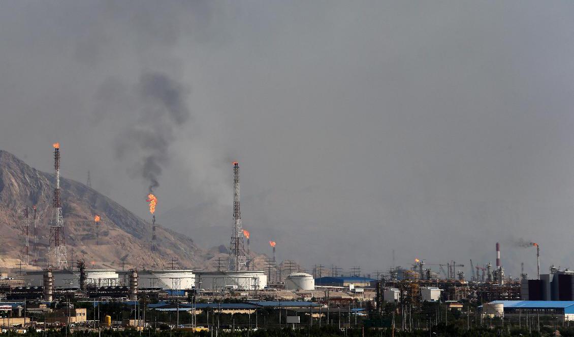 
Ett iranskt oljeraffinaderi vid Persiska vikens norra kust i Asalouyeh. Foto: Ebrahim Noroozi/AP/TT                                            