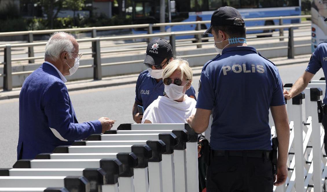 Poliser kontrollerar advokaters ID-handlingar utanför nationalförsamlingen i Ankara. Foto: Burhan Ozbilici/AP/TT