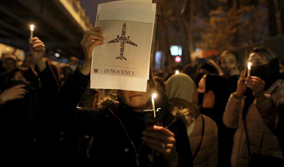 Sörjande i Iran efter flygkraschen, januari 2020. Foto: Ebrahim Noroozi