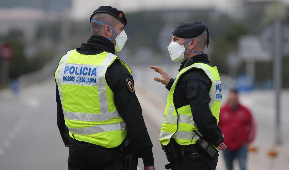 Poliser i Katalonien som bär munskydd. Bilden är från i mitten av mars. Foto: Joan Mateu/AP/TT