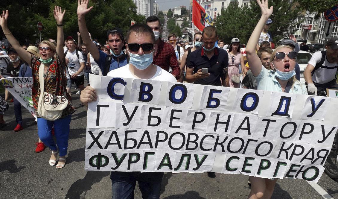 "Frihet till Chabarovsks guvernör Sergej Furgal" står det på en av de skyltar som hölls upp under dagens demonstration i östra Ryssland. Foto: Igor Volkov/AP/TT