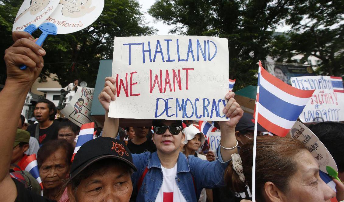 Stora regeringskritiska demonstrationer pågår i Bangkok. Foto: Sakchai Lalit/AP/TT-arkivbild