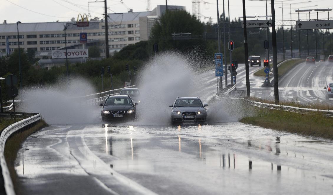 
Det ihållande regnet över delar av landet skapar trafikstörningar. Foto: Pontus Lundahl/TT-arkivbild                                            