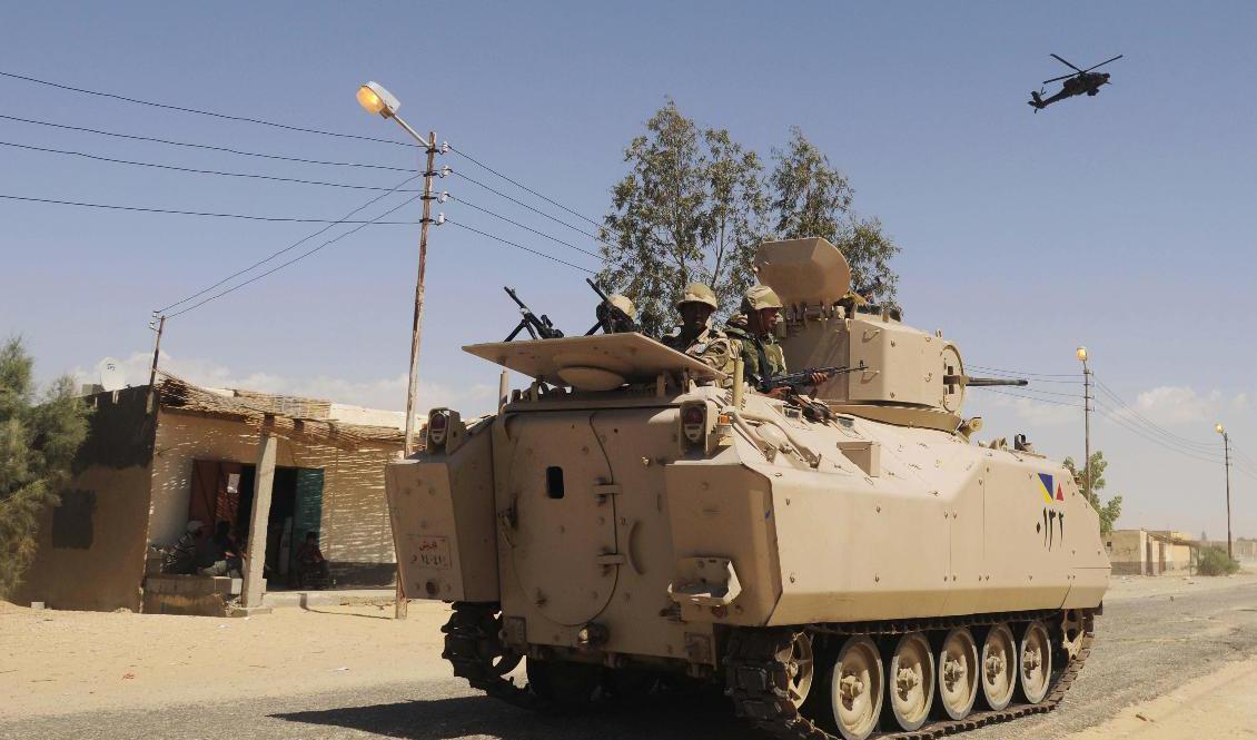 
Egyptisk militär patrullerar i norra Sinai. Foto: AP/TT-arkivbild                                            
