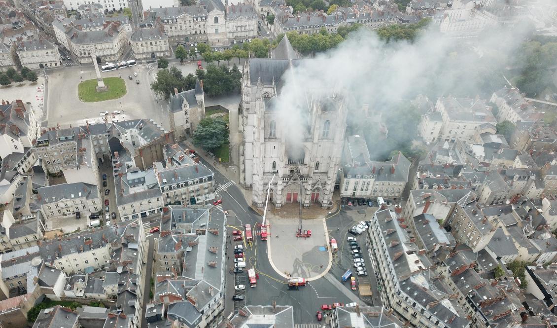 

Den franska staten står för kostnaden av återuppbyggnaden av katedralen i Nantes, som eldhärjades den 18 juli. Foto: AP/TT                                                                                        