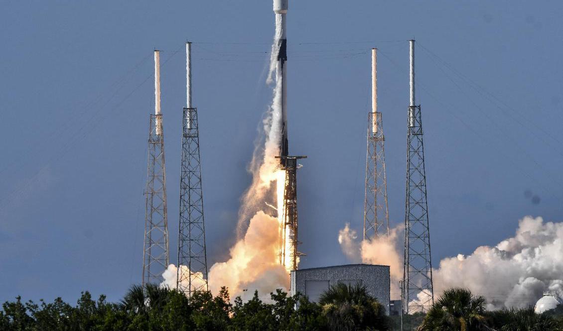 Raketen Falcon 9, från entreprenören Elon Musks bolag Space|X, lyfte från Cape Canaveral i Florida i måndags. Foto: Craig Bailey/AP/TT